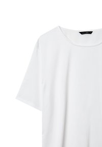 T-shirt bianco a maniche corte con colletto rotondo, texture liscia e senza motivi visibili. Etichetta del marchio sul colletto. Design semplice.