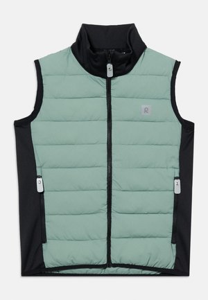 Ermeløs polstret vest med lys grønn front og svarte sider, høy krage, hel frontglidelås og to glidelåslommer på sidene.