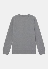 Un sweat-shirt gris uni à manches longues, vu de dos, avec des poignets et un ourlet côtelés.