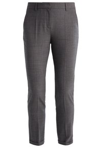 Pantalon habillé gris ajusté pour homme avec passants de ceinture, poches avant et plis marqués sur le devant, sur fond blanc.
