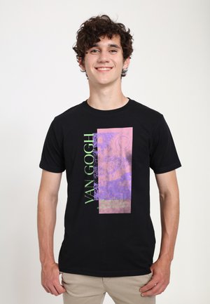 Černé tričko s mnohobarevným grafickým designem a textem "VAN GOGH". Grafika obsahuje stylizované prvky v purpurové a zelené.