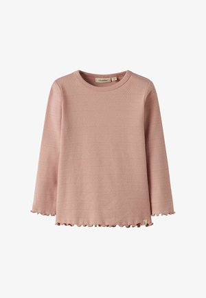 Zachtroze fijngebreide top met lange mouwen, subtiele horizontale textuurlijnen en gerimpelde randen aan mouwen en zoom.