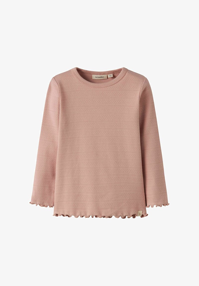 Pehme roosa pika varrukaga kootud pluus, millel on peened horisontaalsed tekstuuriga triibud ning voltidega äärised varrukatel ja äärel.