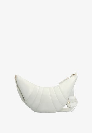 Sac bandoulière blanc en forme de croissant avec des lignes verticales cousues, une sangle réglable et des détails en matériel doré sur fond blanc.
