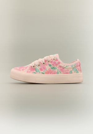 Χαμηλά αθλητικά παπούτσια με ροζ, πράσινο και πορτοκαλί floral σχέδιο, λευκά κορδόνια και χοντρή ελαφρώς ροζ λαστιχένια σόλα σε ουδέτερο φόντο.
