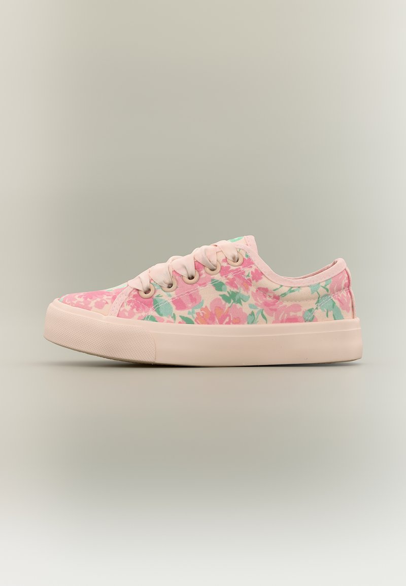 Baskets basses avec motif floral rose, vert et orange, lacets blancs, et semelle en caoutchouc épaisse rose clair sur fond neutre.