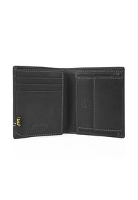 Cartera de cuero negro con seis ranuras para tarjetas, un bolsillo transparente para identificación y acentos cosidos. Presenta un logo en relieve y una etiqueta lateral. Textura suave.