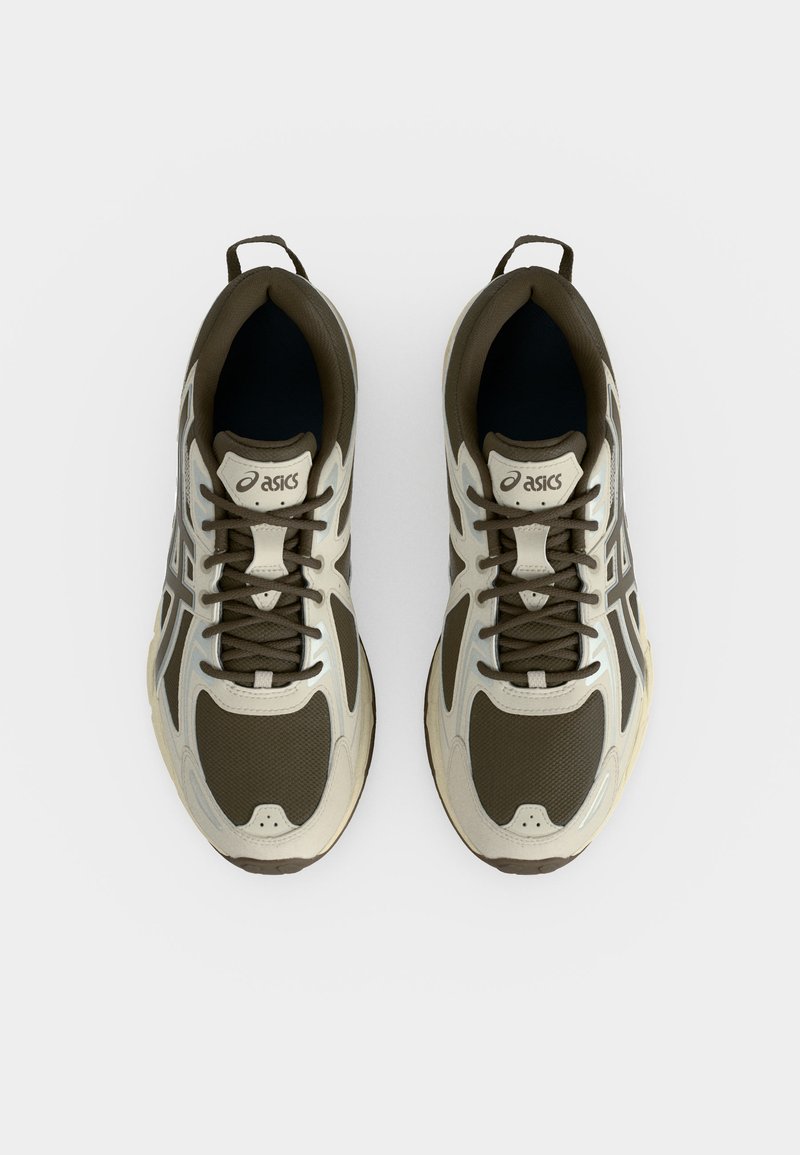 Par de zapatillas de correr ASICS marrones y beige vistas desde arriba sobre un fondo blanco.