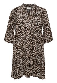 Vestido de estampado de leopardo con una tela ligera, escote en V y diseño en cascada. Cuenta con mangas hasta los codos y una silueta fluida.