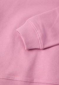 Lichtroze sweatshirt met ribgebreide manchetten en een textiel structuur, met een gladde oppervlakte en nette stikdetails.