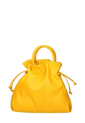 Borsa a tracolla in pelle gialla con due manici rotondi, superficie texture e parte superiore arricciata, con lunghe cinghie regolabili sui lati.