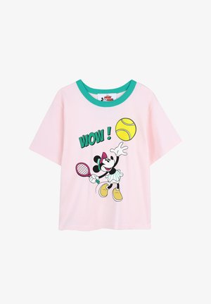 Maglietta rosa a maniche corte con scollo verde, con Minnie Mouse che gioca a tennis con una racchetta e una palla, e la scritta "WOW!" sopra.