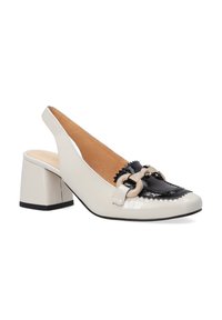 Bílo-černý slingback s čtveratým blokovým podpatkem, s texturovanou černou špičkou a dekorativním kovovým řetízkem.