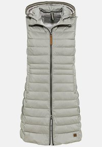 Lichtgrijze donsbodywarmer met een ritssluiting aan de voorkant, horizontaal doorgestikt patroon, een capuchon en een leren accent near de onderzijde links.