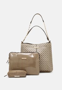 Trois sacs : un grand sac fourre-tout beige avec un motif hexagonal, une trousse moyenne assortie et une petite pochette, tous ornés de ferrures dorées.