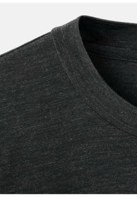 T-shirt grigio scuro con colletto rotondo, texture morbida e un aspetto leggermente melangiato, senza loghi o motivi visibili.