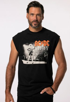 Schwarz ärmelloses T-Shirt mit einem grafischen Druck eines Gitarristen, mit "AC/DC FIFTY" in orangefarbener Schrift auf der Vorderseite. Glatte Stofftextur.