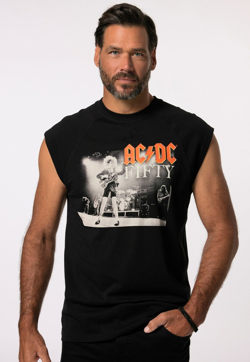 Svart ärmlös t-shirt med en grafisk tryck av en gitarrist, med "AC/DC FIFTY" i orange text på framsidan. Slät tygkvalitet.