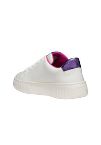 Hvid sneakers med en glat læderoverdel, en lila metallisk hælaccent og en pink polstret krave. Tykk gummisål med rillede tekstur.