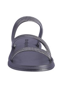 Chancla morada con dos diseños de tiras de cuentas conectados a una suela plana. Superficie lisa con un estilo minimalista y una marca sutil.