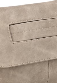 usha Clutch - beige