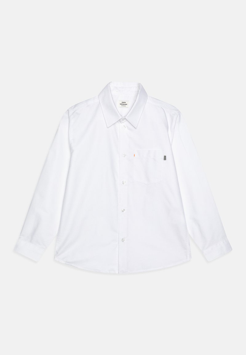 Camisa blanca de manga larga de algodón, con cuello abotonado, un bolsillo en el pecho con acento de color y un dobladillo recto.