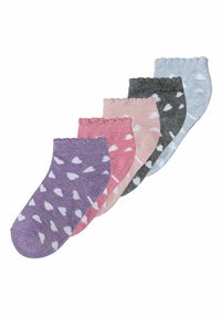 Fem par ankelsockar i lila, rosa, grå och ljusblå med vita hjärtan. De har ribbad muddar och en mjuk textur.