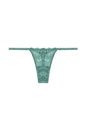 Tanga de encaje en color azul verdoso, con patrones florales y tirantes laterales finos. El material es suave con una textura delicada.