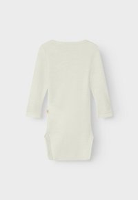 Bodysuit pour bébé à manches longues en tissu tricoté doux, beige clair. Il dispose d'un col rond et de fermetures à pression au bas et sur le côté.