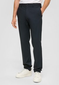 Dunkelblaue Maßhose aus glattem Stoff, mit schmaler Passform, seitlichen Taschen und einem passenden Gürtelschlaufe mit Knopfverschluss.