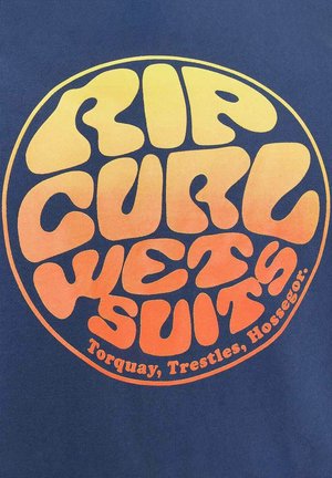 Texto de estilo retro "Rip Curl Wetsuits" en un degradado de amarillo y naranja dentro de un círculo sobre tela azul oscura, con ubicaciones enumeradas abajo.