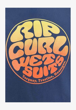 Retro-Stil Text "Rip Curl Wetsuits" in Gelb- und Orangeverlauf innerhalb eines Kreises auf dunkelblauem Stoff, mit aufgelisteten Standorten darunter.