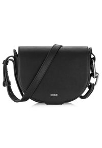 Czarna skórzana torba na ramię z zakrzywioną klapą, regulowanym paskiem, metalowymi akcentami i minimalistycznym logo z przodu.