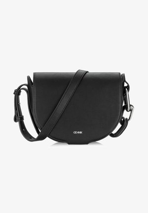 Czarna skórzana torba na ramię z zakrzywioną klapą, regulowanym paskiem, metalowymi akcentami i minimalistycznym logo z przodu.