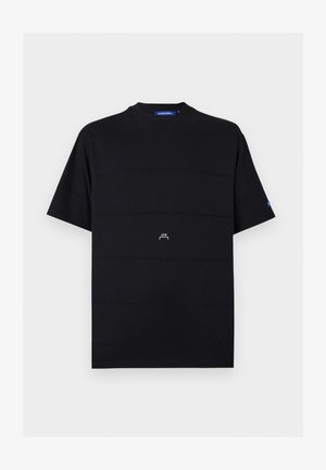 Mustast lühikeste varrukatega ümar kaelusega t-särk, millel on ees keskelt väike valge "A-CW" logo ning sinine silt krael ja vasakul varrukal.