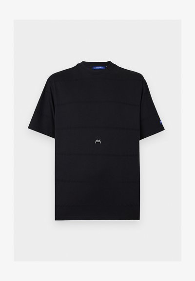 Μαύρο κοντομάνικο T-shirt με στρογγυλή λαιμόκοψη και μικρό λευκό λογότυπο "A-CW" στο κέντρο μπροστά, και μπλε ετικέτα στον λαιμό και το αριστερό μανίκι.