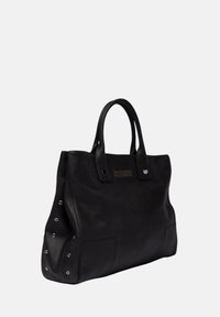 Zwarte leren tote bag met een gestructureerde vorm, dubbele handvatten, metalen accenten en decoratieve oogjes aan de zijkanten. Soepele textuur.
