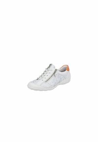 Baskets blanches avec un motif texturé, présentant une fermeture éclair sur le côté et un accent orange sur le talon. Fabriquées en matériau synthétique lisse.