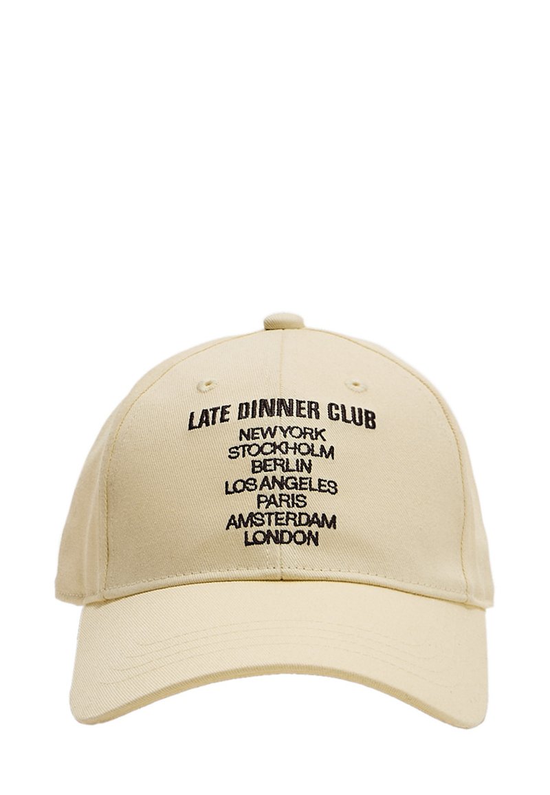 Beige Baseball-Cap mit gebogenem Schirm, versehen mit schwarzem gesticktem Text: "LATE DINNER CLUB" und Städtenamen in vertikaler Ausrichtung.