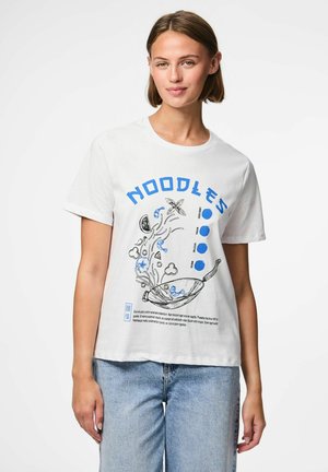 Camiseta de algodón blanca con gráfico azul que presenta un diseño de bol de fideos, texto e ilustraciones de ingredientes. Corte holgado, mangas cortas.