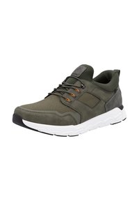 Chaussure de sport vert foncé avec une tige en mesh texturé, des accents en daim, une semelle blanche et des lacets orange. Présente un collier rembourré et un logo en patch.