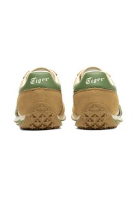 Scarpe sportive beige e verde con una tomaia in pelle scamosciata e pelle. Presentano il logo sul tallone, accenti in contrasto e una suola in gomma testurizzata.