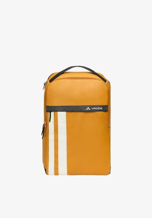 Rechteckiger senfgelber Rucksack mit schwarzem Griff, zwei vertikalen weißen Streifen, einem horizontalen schwarzen Riemen und Vaude-Logo auf der Vorderseite.