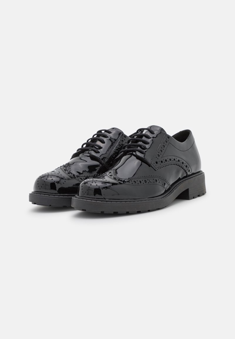 Chaussures en cuir verni noir avec des détails en brogue, design à lacets et semelle en caoutchouc épaisse. Caractéristiques d'un fini brillant et de perforations décoratives.