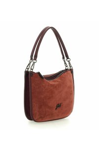 Rote Wildleder-Handtasche mit dunkelbordeauxfarbenen Akzenten, doppelten Tragegriffen und einem Reißverschluss oben. Sie verfügt über ein Logo und eine glatte, weiche Textur.