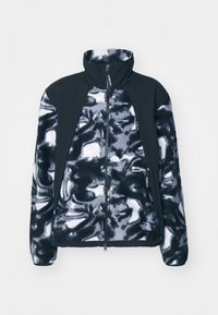Chaqueta de forro polar con un patrón abstracto en negro y gris, cierre de cremallera, cuello alto y mangas y acentos en negro sólido. Presenta detalle de logo.