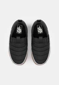 Sorte slip-on sko med quiltet stoff, med hvit kant og brun såle. Elastiske sidehull for enkel påføring. Vans-logo inni.