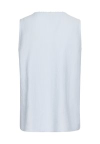 Haut sans manches bleu clair, fabriqué en tissu texturé, avec un col rond et une coupe droite et large sans embellissements supplémentaires.