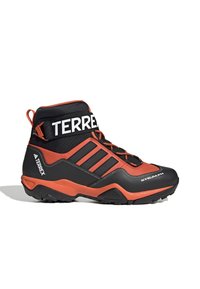 Bottes de randonnée noires et orange à design montants, comportant trois bandes noires, un col rembourré et une semelle en caoutchouc texturée.