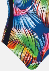 Farverig badedragt med livlige mønstre af palmeblade på en blå baggrund, med en ensfarvet sort sidepanel og glat tekstur.